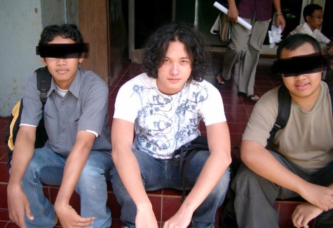 <a href="/kastratofe/">KZTRT</a> LO MAU TAU GAK BEDANYA ARTIS VS BOCAH BULUK pas kuliah di teknik UI tahun 2005 kayak gimana? Ibarat kata nih, GLOWING vs BUREM. Woi nicsap. Tengkyu yeee. Udah mau poto sama gua