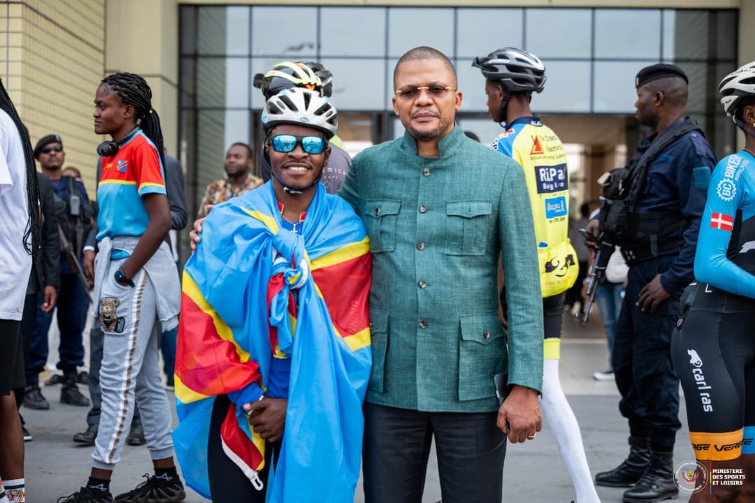 radiookapi's tweet photo. 🚴‍♂️ Miguel Masaisai est arrivé à Kinshasa après 7000 km à vélo entre Goma et Cape Town ! Accueilli par les cyclistes, escorté jusqu’au ministère des Sports, puis reçu par Didier Budimbu. Son projet #PedalsForPeace inspire toute une génération 🇨🇩🌍
