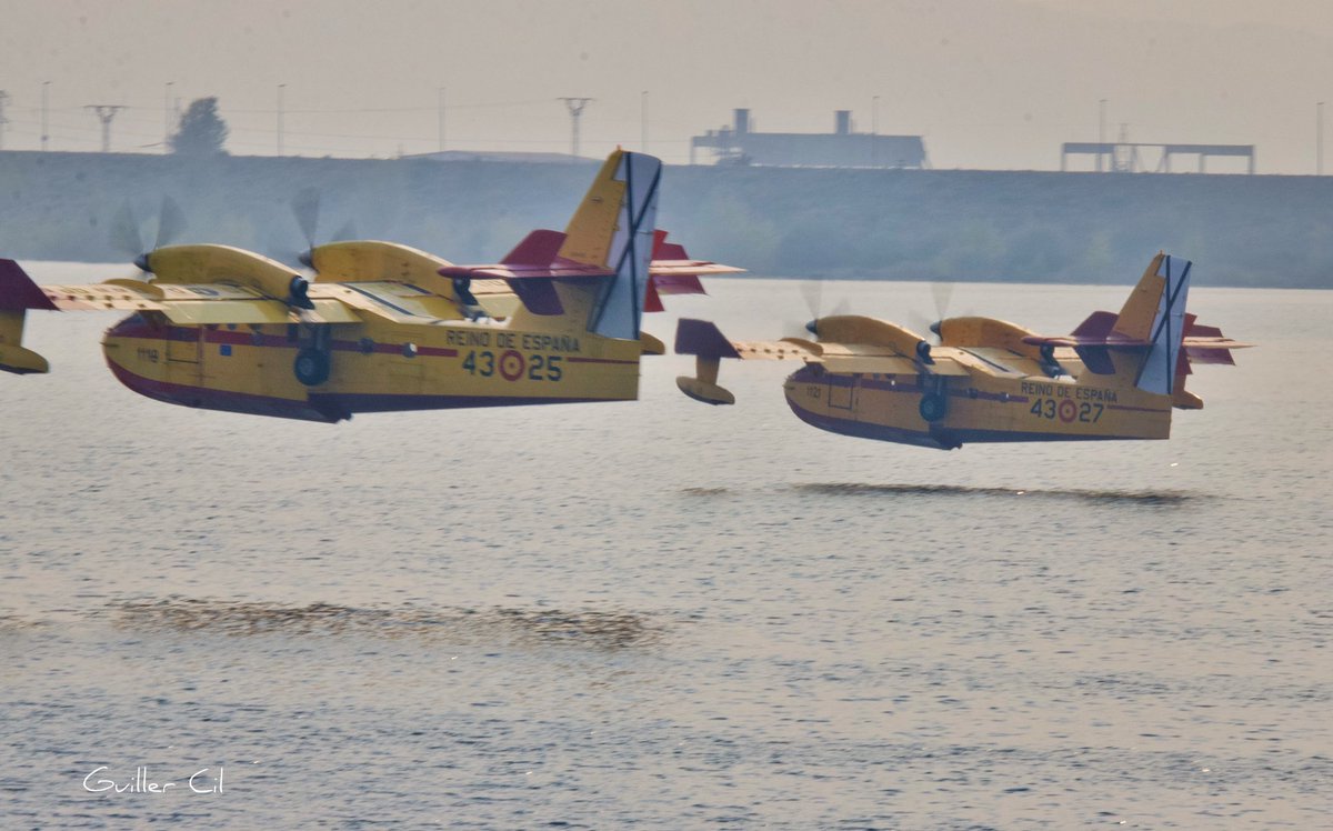 Guiller 🇪🇸✈️ (@guillercil) on Twitter photo A pares 🥰.
Los dos CL-215T del <a href="/43grupo_ea/">43 Grupo de FF.AA.</a> destinados al #IFDegaña #Asturias cargando agua en formación.
🔥🔥🛩️🛩️💦💦💦💦
(Fecha de la 📸: 21-8-25) A pares 🥰.
Los dos CL-215T del <a href="/43grupo_ea/">43 Grupo de FF.AA.</a> destinados al #IFDegaña #Asturias cargando agua en formación.
🔥🔥🛩️🛩️💦💦💦💦
(Fecha de la 📸: 21-8-25)