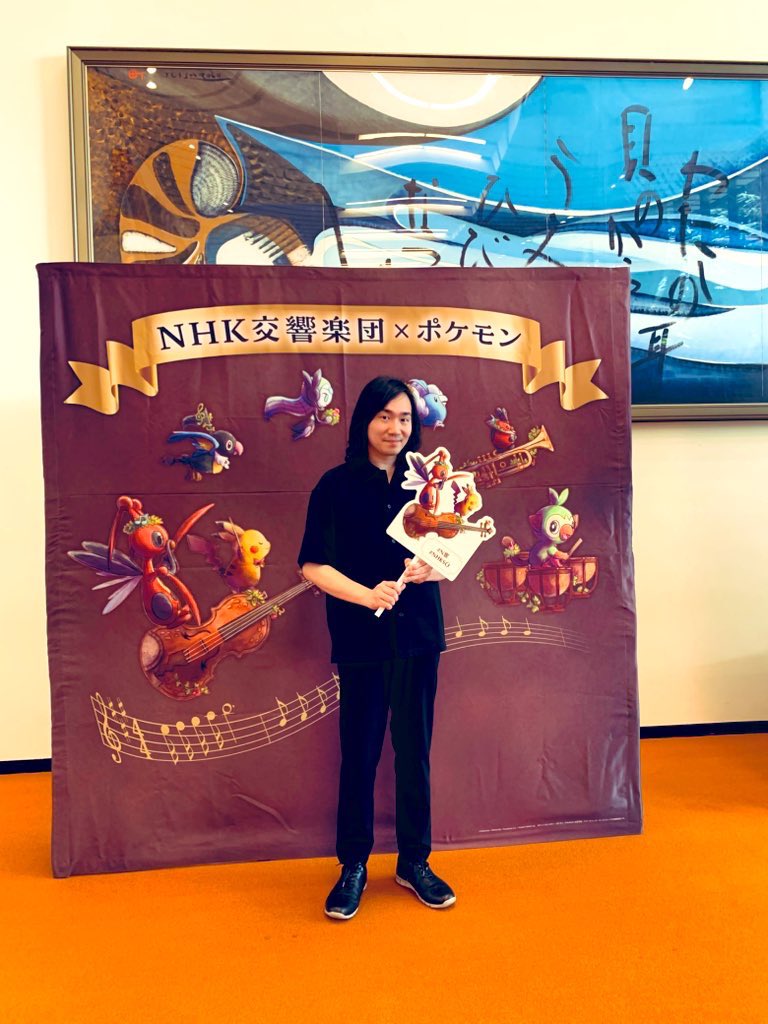 TomokiSakata's tweet photo. 「#N響 ほっとコンサート」が8月24日(日)21時〜 NHK Eテレ #クラシック音楽館 にて放送されます。#一龍斎貞鏡 さん@teikyo0130 の講談のほか、NHK交響楽団の皆様と演奏した #ガーシュウィン も放送予定です♪念願の #ピカチュウ とのツーショットも📸
ぜひご覧ください！
https://t.co/aT375GZPzh https://t.co/3tLSNfroed
