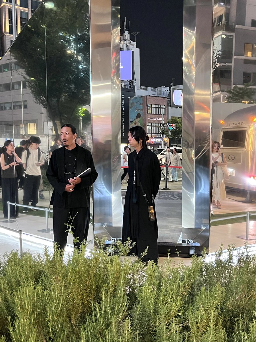 OMOHARAREAL's tweet image. 万博で話題のnull²改め「即今鏡門」が表参道に！
明日から始まる落合陽一の体験型ポップアップ、招待制ローンチパーティーに行ってきました！おーブヨブヨしてるー！
#LoveAtFirst
#glo