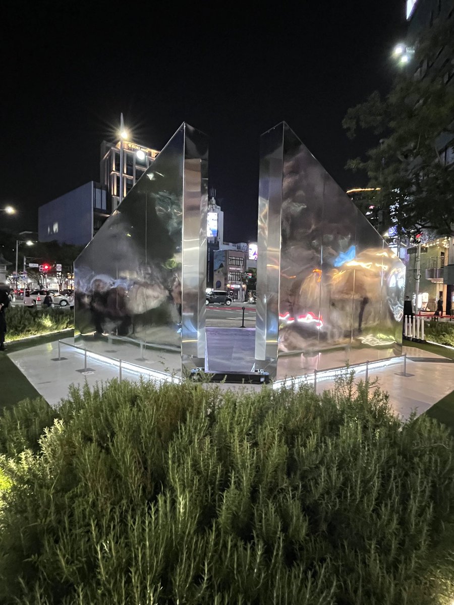 OMOHARAREAL's tweet image. 万博で話題のnull²改め「即今鏡門」が表参道に！
明日から始まる落合陽一の体験型ポップアップ、招待制ローンチパーティーに行ってきました！おーブヨブヨしてるー！
#LoveAtFirst
#glo