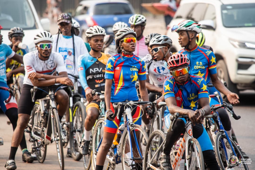 radiookapi's tweet photo. 🚴‍♂️ Miguel Masaisai est arrivé à Kinshasa après 7000 km à vélo entre Goma et Cape Town ! Accueilli par les cyclistes, escorté jusqu’au ministère des Sports, puis reçu par Didier Budimbu. Son projet #PedalsForPeace inspire toute une génération 🇨🇩🌍