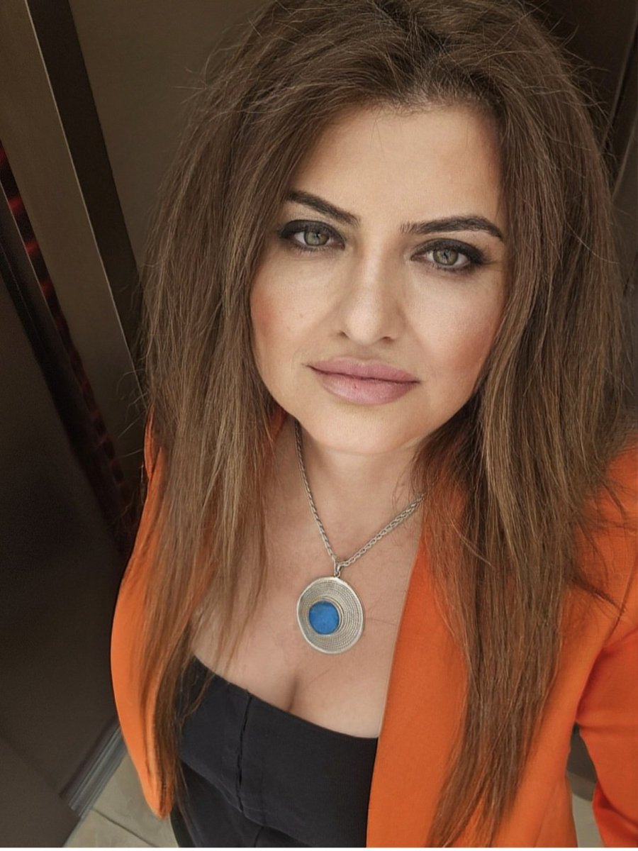 ElaAnnabel8's tweet photo. Aloha, bonjour,  hello people.  it's Friday y'all so double selfie 🤳 day. #nearlyweekend #Friday #FridayFeeling wearing orange 🍊 today. Bugun gunlerden Cuma öylese gelsin iki asansör selfiesi. #Ben #moi #leselfie #London 🇬🇧 #Londra #Istanbul  🇹🇷🇹🇷 🙏🧿🧿🧿💙☕️🍀 https://t.co/aeP2sICiZc