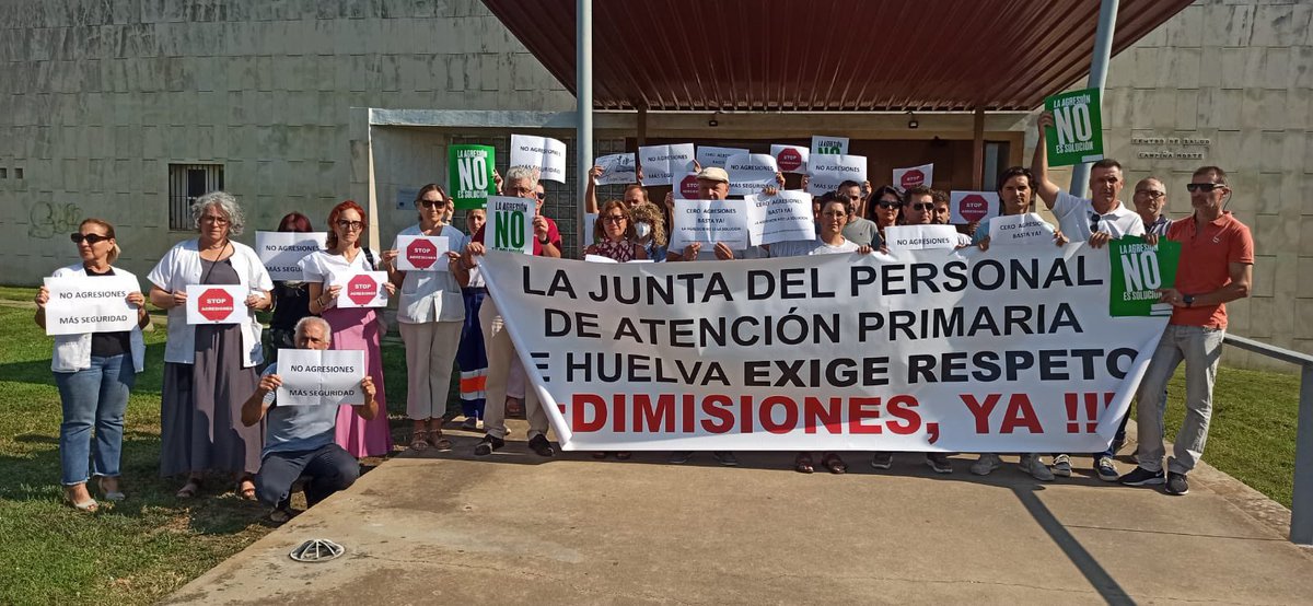 🛑Ayer, #SATSE y otras OOSS, nos concentramos en el 🏥Centro de Salud de San Juan del Puerto, como acto de repulsa por las 😡agresiones que han sufrido los 👩‍⚕️🧑‍⚕️👨‍⚕️profesionales sanitarios de dicho centro.
❗️❗️❗️La agresión NO es solución ❗️❗️❗️