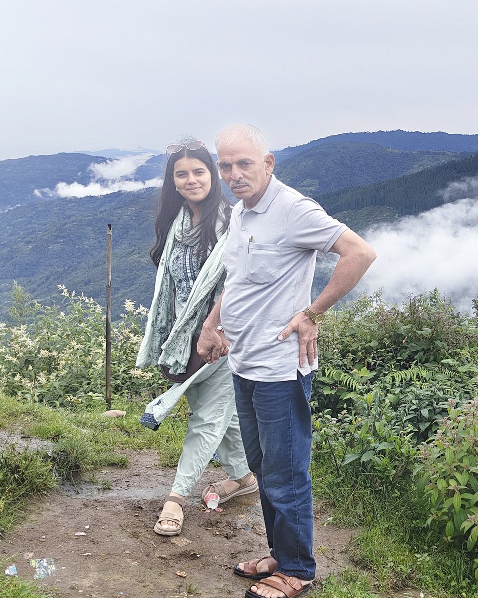 travirots's tweet photo. 🌄 Beautiful moments from a family trip to Darjeeling &amp; Gangtok, filled with love and memories ❤️

Happy Client... Ms. Gauri Sharma &amp; Family on their trip😍

📍 Darjeeling &amp; Gangtok

#Travirots #Route #Holidays #Darjeeling #Gangtok #FamilyTrip #ClientDiaries #DarjeelingDiaries https://t.co/I8q7Q5WJku