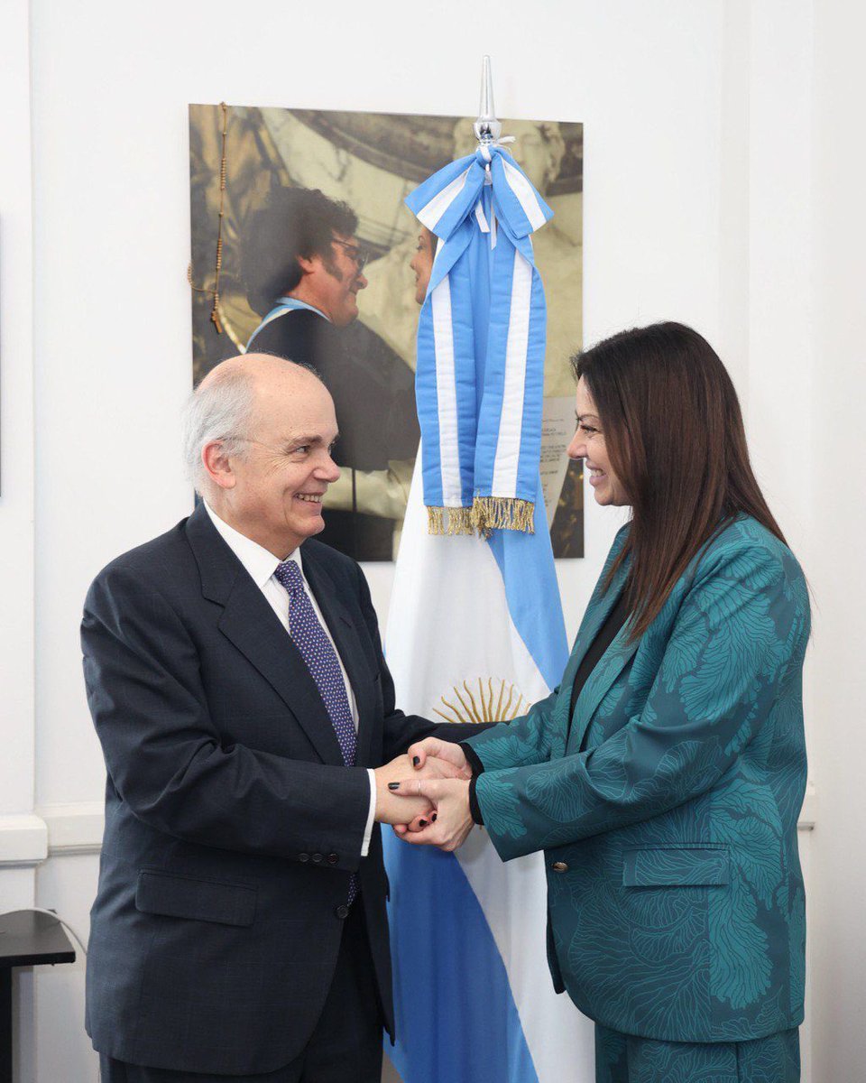 Alejandro Fargosi (@fargosi) on Twitter photo La admirable <a href="/SPettovelloOK/">Sandra Pettovello</a> es un ejemplo perfecto de todo lo bueno que pueden hacer las personas que entran a la función pública desde afuera de una casta que nos sometió durante décadas.
Aplaudo su gestión decente, inteligente y libre de los detestables vicios del pasado. La admirable <a href="/SPettovelloOK/">Sandra Pettovello</a> es un ejemplo perfecto de todo lo bueno que pueden hacer las personas que entran a la función pública desde afuera de una casta que nos sometió durante décadas.
Aplaudo su gestión decente, inteligente y libre de los detestables vicios del pasado.
