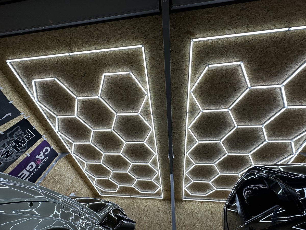 夢のマイガレージ完成！！
憧れていたガレージ内で洗車が出来る様、水道配管移設し自動リール壁掛け。内装フルで断熱材・OSB合板貼り。
照明はハニカムライト2連灯！
シャッター2枚電動！
これからは自分色に染めていこうかと！
 #イナバガレージ
 #ガレーディア
 #ガレージライフ 
 #2連棟