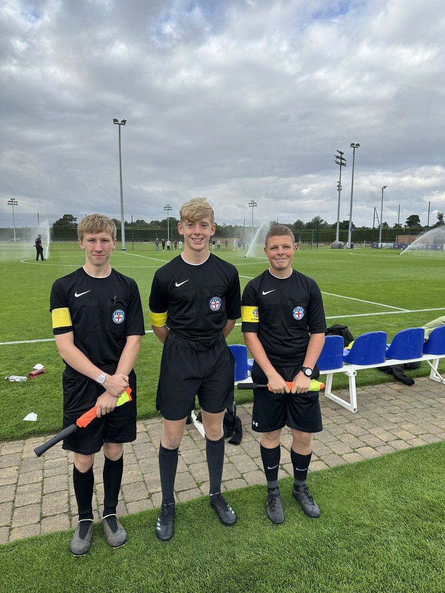 NRCFAREFDEV's tweet image. DEVELOPMENT | Today is our final day at @qethelburgas supporting our @NorthRidingFA match officials in Manchester City &amp;amp; Hull City academy games. Great to see all of the officials develop their refereeing &amp;amp; assistant refereeing technical skills with them all keen to develop🙌