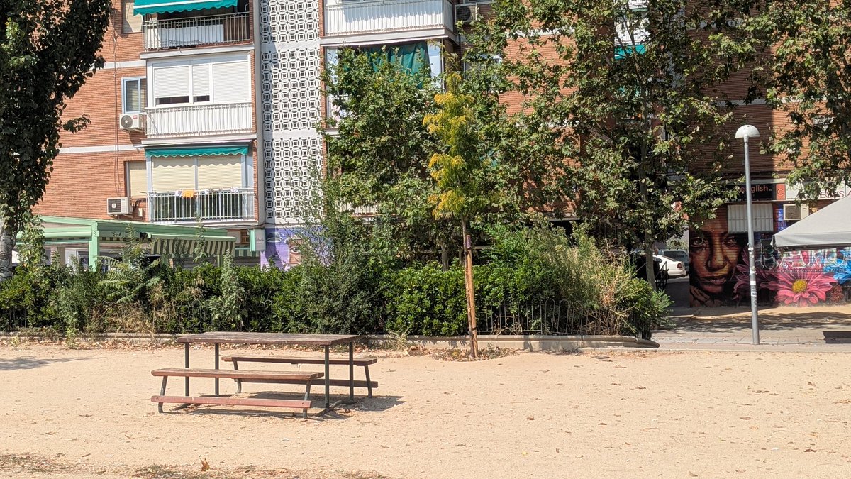 _L_a_u__'s tweet photo. Abandono sistemático del Parque Aluche @Lineamadrid @MADRID a lo mejor es que quieren que sea una localización de #TheLastOfUsPart2 columpios viejísimos mientras en otras zonas se cambian cada pocos meses... #parquealuche #aluche https://t.co/iulz1MnS4C
