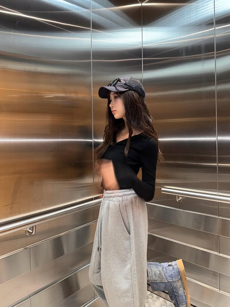 𝙗𝙡𝙖𝙘𝙠 𝙨𝙞𝙡𝙝𝙤𝙪𝙚𝙩𝙩𝙚, 
𝙜𝙧𝙚𝙮 𝙚𝙖𝙨𝙚, 
𝙢𝙞𝙧𝙧𝙤𝙧𝙚𝙙 𝙨𝙩𝙚𝙚𝙡.