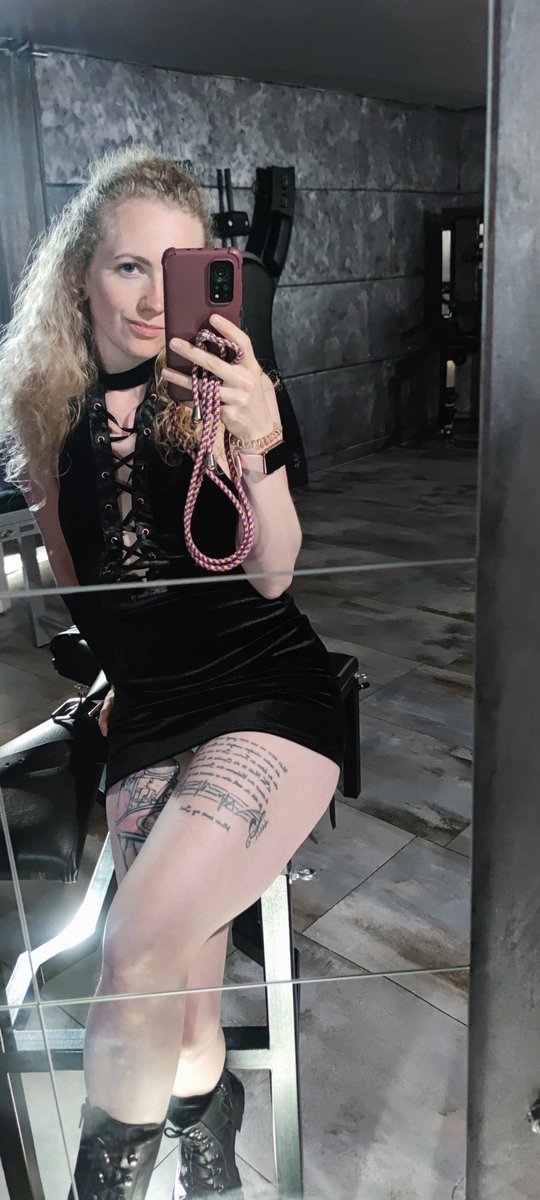 Ich bin dein Glück und ich bin dein Fluch
Hab dir fast den Verstand geraubt
Ich bin die Sehnsucht in dir

#bdsm #sm #dominatrix