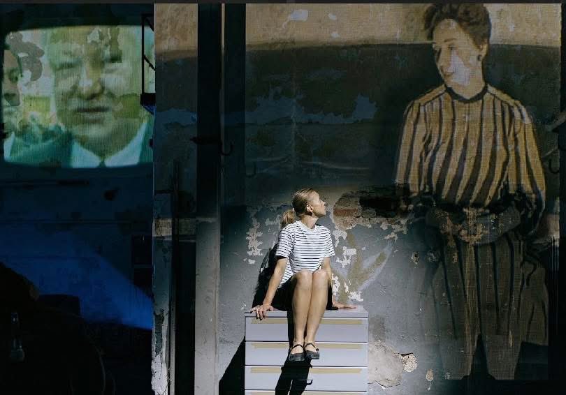 Моя любимая страна/Das Land, das ich liebe теперь спектакль. Вчера премьера на фестивале в Веймаре. Нганасаны, ПНИ, Малая Вишера, моя мама и я звучат на двух языках + сабы на англ. Я была там, и меня просто переехало, блядь. Приходите и вы kunstfest-weimar.de/festival/progr…