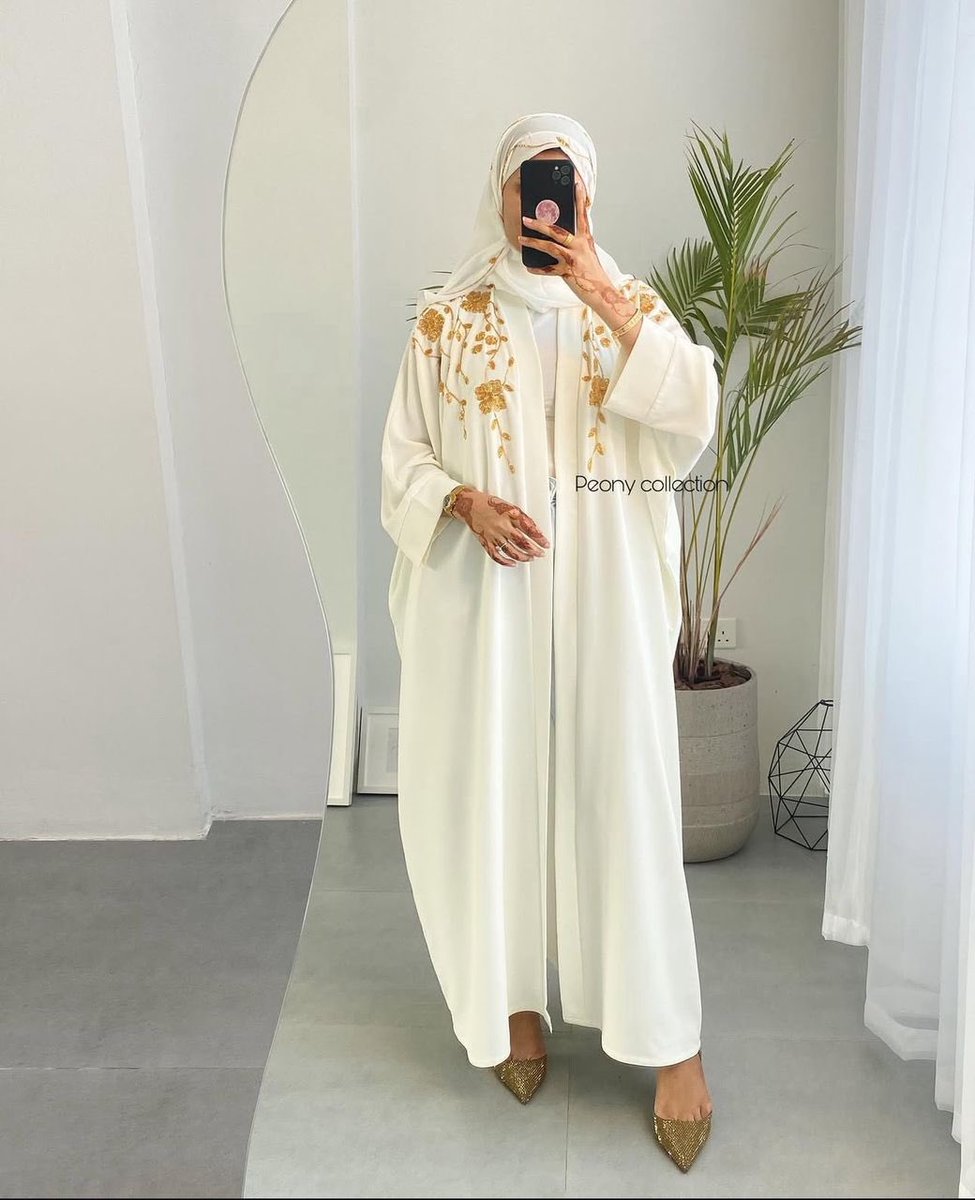 HauwaLau's tweet photo. I beg you in the name of God don’t pass without retweeting my hustle please 🥺🙏🏽

            DUBAI 🇦🇪 ABAYAS 
AVAILABLE ON GROUND 

PRICE; 26,500 ONLY 

Sizes; 52,54,56,58,60,62,

Location: Kano 

WhatsApp: 09125182179 https://t.co/m70U3moXFQ