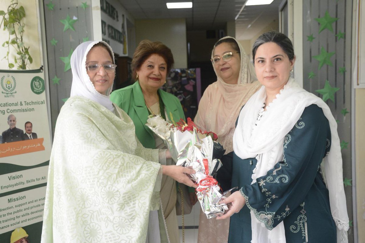 ChildInsti76437's tweet image. The Director General of the Child Protection Institute (CPI) joined as a special guest at the Women Welfare &amp;amp; Development Centre to celebrate Pakistan’s Independence Day. A day filled with unity, joy, and the spirit of empowerment! 💚🤍

#IndependenceDay #MoHR #WomenEmpowerment