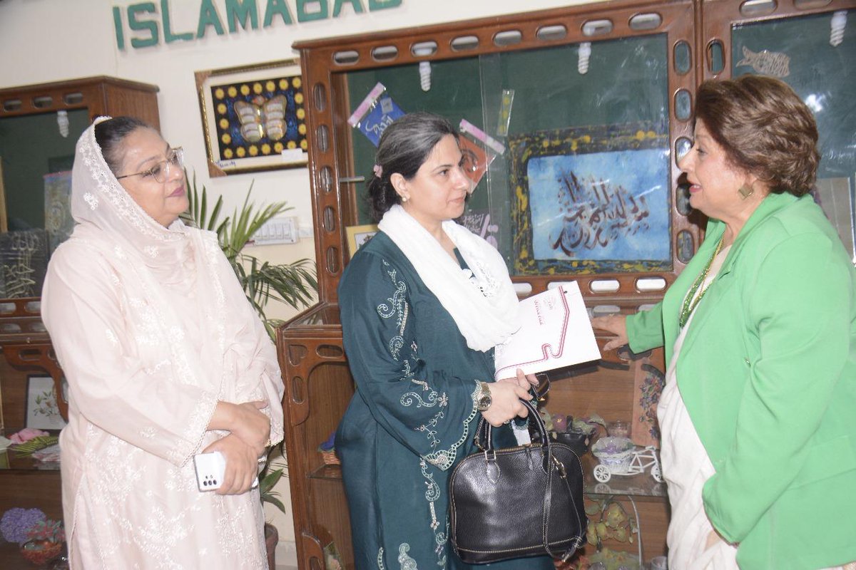 ChildInsti76437's tweet image. The Director General of the Child Protection Institute (CPI) joined as a special guest at the Women Welfare &amp;amp; Development Centre to celebrate Pakistan’s Independence Day. A day filled with unity, joy, and the spirit of empowerment! 💚🤍

#IndependenceDay #MoHR #WomenEmpowerment