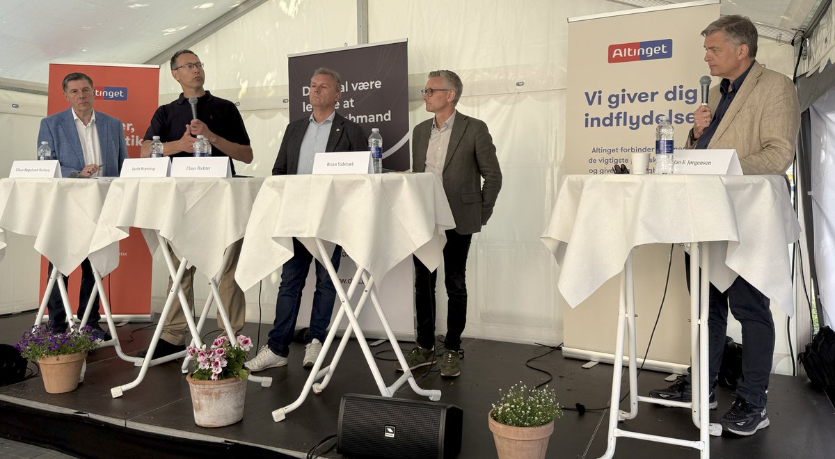 Jacob Bræstrup (@jbraestrup) on Twitter photo "Hvilken punktafgift vil I allerhelst have fjernet?", lød spørgsmålet fra <a href="/JanEJoergensen/">Jan E. Jørgensen</a>, da han, jeg og en andre gode folk debatterede grænsehandel på årets Folkemøde. Svaret var afgiften på slik og chokolade - og man kunne se, at Jan var enig.
#dkpol <a href="/DanskIndustri/">DI - Dansk Industri</a> "Hvilken punktafgift vil I allerhelst have fjernet?", lød spørgsmålet fra <a href="/JanEJoergensen/">Jan E. Jørgensen</a>, da han, jeg og en andre gode folk debatterede grænsehandel på årets Folkemøde. Svaret var afgiften på slik og chokolade - og man kunne se, at Jan var enig.
#dkpol <a href="/DanskIndustri/">DI - Dansk Industri</a>