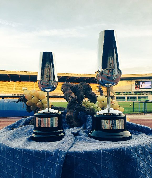 El Trofeo Feria de la Vendimia no es el Trofeo de la Vendimia.
Conviene empezar con esta claridad, porque en los últimos días se ha querido sembrar una confusión interesada alrededor de un símbolo que forma parte de la memoria futbolística de Jerez.

El Trofeo de la Vendimia