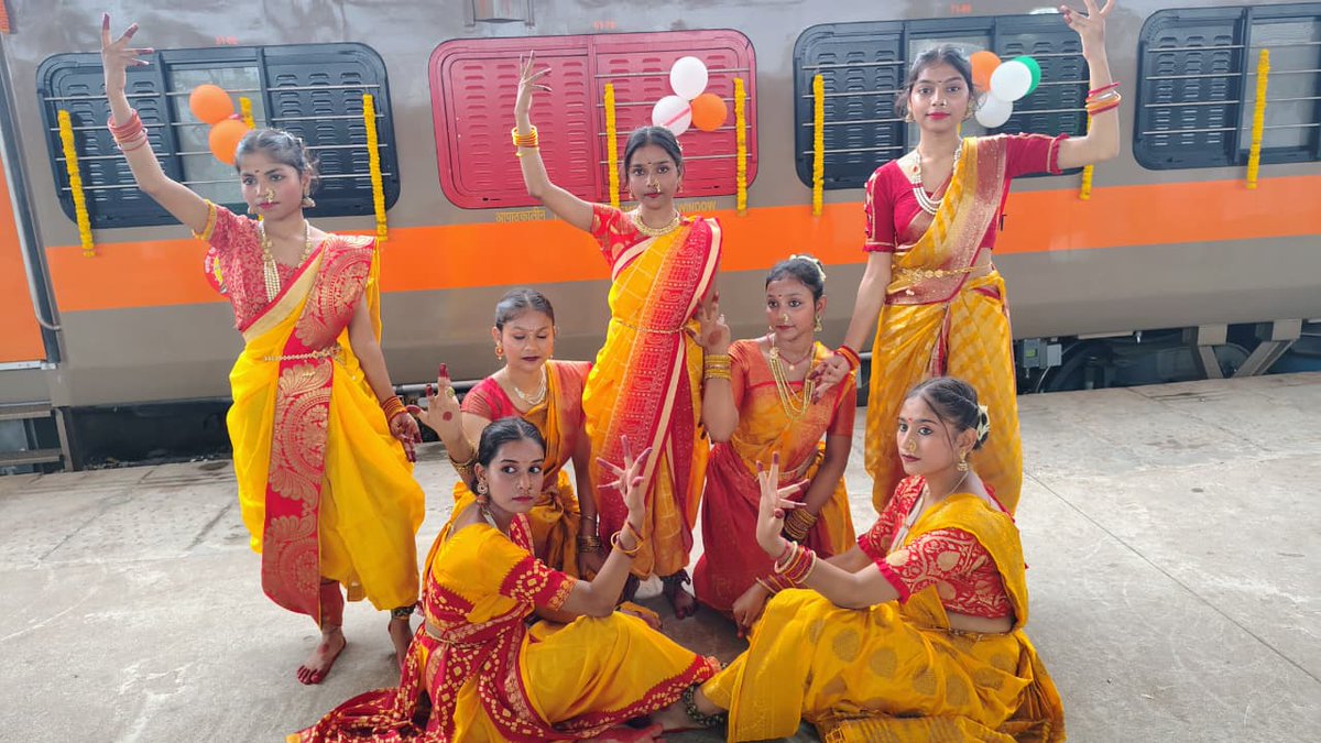 Ministry of Railways (@railminindia) on Twitter photo рд╕реЗрд╡рд╛ рдФрд░ рд╕рдВрд╕реНрдХреГрддрд┐ рдХрд╛ рдЕрджреНрднреБрдд рд╕рдВрдЧрдо!
рдЧрдпрд╛тАУрджрд┐рд▓реНрд▓реА #AmritBharatExpress рдХреА рдкрд╣рд▓реА рдпрд╛рддреНрд░рд╛ рдХреЗ рд╕реНрд╡рд╛рдЧрдд рдореЗрдВ рдЫрд╛рддреНрд░рд╛рдУрдВ рдиреЗ рдкреНрд░рд╕реНрддреБрдд рдХрд┐рдпрд╛ рдордиреЛрд╣рд╛рд░реА рд╕рд╛рдВрд╕реНрдХреГрддрд┐рдХ рдиреГрддреНрдпред рд╕реЗрд╡рд╛ рдФрд░ рд╕рдВрд╕реНрдХреГрддрд┐ рдХрд╛ рдЕрджреНрднреБрдд рд╕рдВрдЧрдо!
рдЧрдпрд╛тАУрджрд┐рд▓реНрд▓реА #AmritBharatExpress рдХреА рдкрд╣рд▓реА рдпрд╛рддреНрд░рд╛ рдХреЗ рд╕реНрд╡рд╛рдЧрдд рдореЗрдВ рдЫрд╛рддреНрд░рд╛рдУрдВ рдиреЗ рдкреНрд░рд╕реНрддреБрдд рдХрд┐рдпрд╛ рдордиреЛрд╣рд╛рд░реА рд╕рд╛рдВрд╕реНрдХреГрддрд┐рдХ рдиреГрддреНрдпред