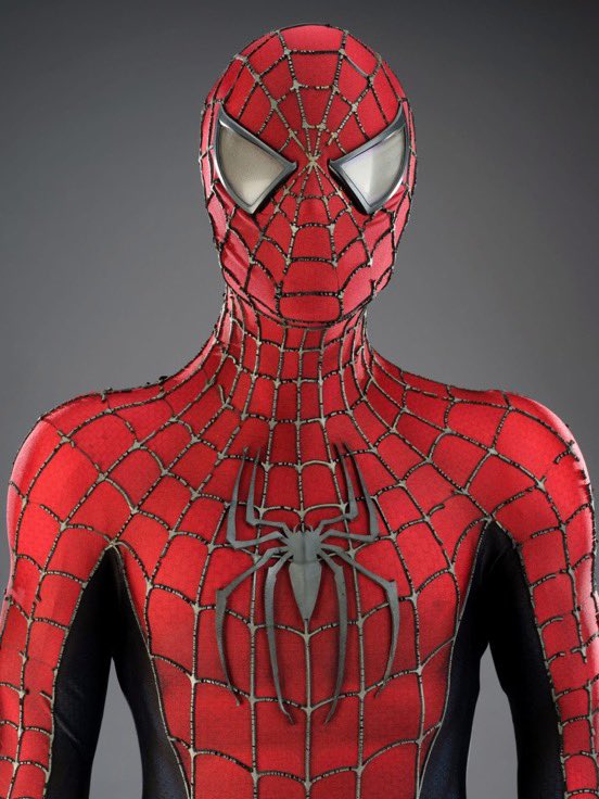 Tobey Maguire tarafından Spider-Man 2 setinde giyilen kostümlerden biri yakında açık arttırmaya çıkıyormuş. Kenarda bir 100-200 bin doları olan varsa alınabilir. Kostüm tabi 21 yılın ardından eskimiş. Ama siz bunu savaş izleri olarak yutturabilirsiniz.

propstoreauction.com/lot-details/in…