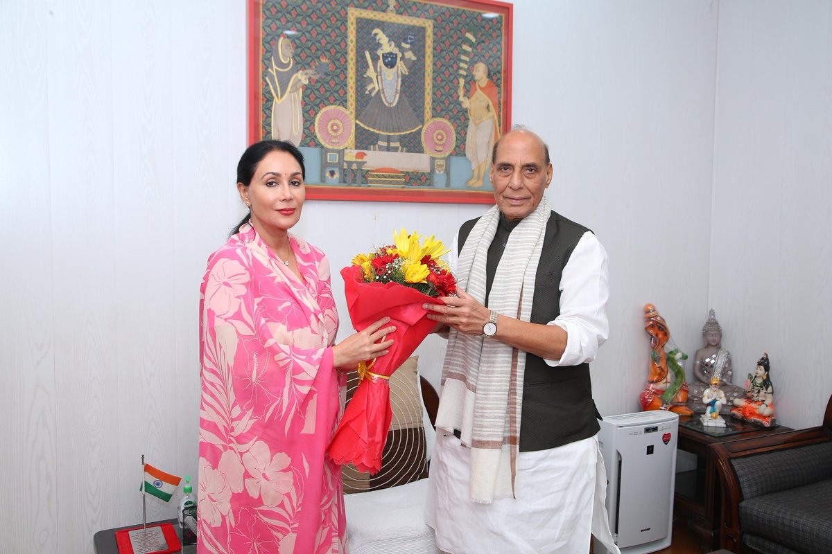 आज दिल्ली में देश के माननीय रक्षा मंत्री आदरणीय श्री <a href="/rajnathsingh/">Rajnath Singh</a> जी से स्नेहिल भेंट कर विभिन्न विषयों पर उनका मार्गदर्शन प्राप्त किया।

इस अवसर पर माननीय रक्षा मंत्री जी को आतंकवाद के विरुद्ध भारतीय सेना द्वारा चलाए गए #OperationSindoor के सफल क्रियान्वयन के लिए उन्हें बधाई एवं