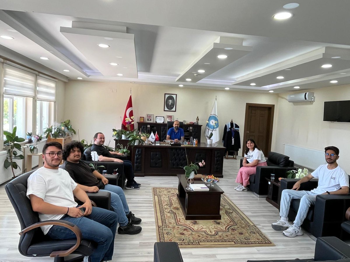 muratbarut27's tweet photo. TEKNOFEST Uluslararası İHA yarışması Sabit Kanat kategorisinde Finale kalan @NOHUMuhFak Elektrik-Elektronik Müh. Bölümü GÖKTÜRK İHA Takımımız ziyaretimize geldi. Kendilerini tebrik ediyor, Final yarışında başarılar diliyorum🧿👏🇹🇷.
@DrHasanUslu 
@NOHUniversitesi https://t.co/fLOma15T6K