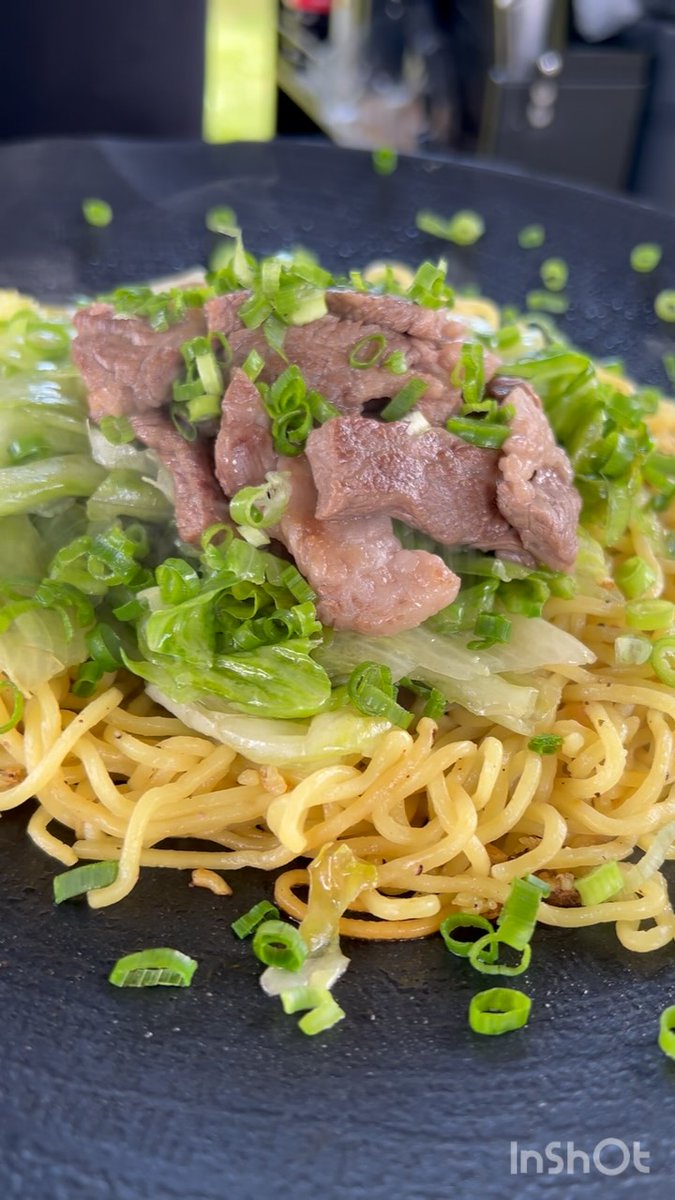 Yvreji8045's tweet image. 焼きラーメン 〜レタス＆牛ステーキ載せ〜 🥬🥩🍜
余った材料で創作料理してみた！✨
思いのほか、美味しくできて満足です😋👍