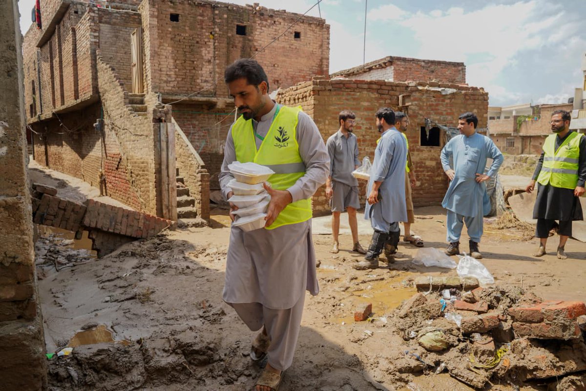 Akhuwat's tweet photo. Our team is on the ground and working tirelessly to serve flood affected families in Rahimabad, Swat with cooked meals. Together we stand with our brothers and sisters in need.

#Akhuwat #Mawakhat #FloodinPakistan #Flood2025 #Appeal #Humanity #FloodRelief #RebuildHomes https://t.co/FOG9SCiXII