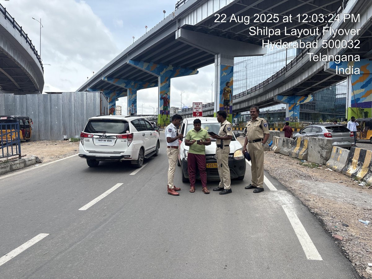 GACHIBOWLITRAF7's tweet photo. Special Drive on Wrong Side Driving conducted by Traffic Police atGachibowli junction  to ensure public safety &amp; smooth traffic flow.

#RoadSafety #FollowRules #Traffic Police

#Cyberabad Traffic #WrongRoute @CYBTRAFFIC @SCSC Cyberabad @TelanganaCOPs https://t.co/0DHHj3Wo28