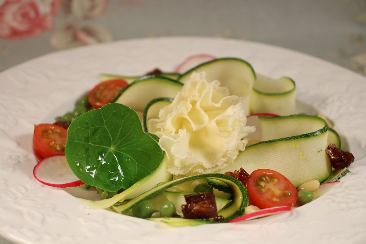 Este mes no pueden faltar los calabacines en tu mesa. En mi último artículo para <a href="/huleymantel/">Hule y Mantel</a> escribo sobre pistos, fritadas, tartas saladas, cremas, ensaladas y zarangollos murcianos. Y Añado esta rica y sencilla receta de la Región de Murcia. huleymantel.com/despensa/como-…