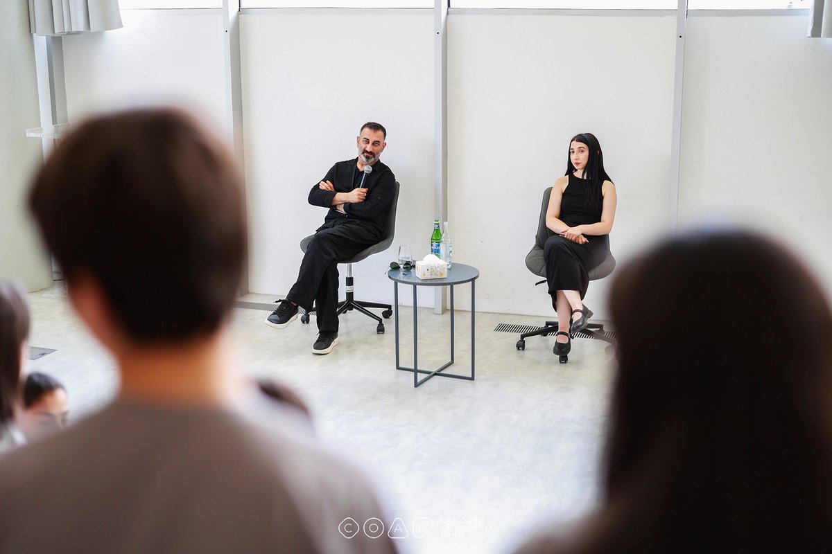 coafkids's tweet photo. 🎭✨ The much-anticipated #SMARTConnects featured theater & TV director Suren Shahverdyan, Artistic Director of the K. Stanislavsky Drama Theatre.
Lori youth had the unique chance to step behind the scenes and dive into the captivating world of theater, cinema, and the world of art as a whole. 🌟 Huge thanks to our guest for an inspiring and delightful conversation!
———
Սպասված #ՍՄԱՐԹամեջ բեմադրիչ, ռեժիսոր, հեռուստահաղորդավար, Կ. Ստանիսլավսկու դրամատիկական թատրոնի գեղարվեստական ղեկավար Սուրեն Շահվերդյանի հետ 🎙️🎭
Սա լոռեցի պատանիների համար հրաշալի հնարավորություն էր տեղափոխվելու կուլիսներ և քննարկելու թատրոնի/ֆիլմերի գրավիչ աշխարհն ու արվեստը՝ առհասարակ։ 🌟 Շնորհակալ ենք մեր հյուրին արդյունավետ ու անչափ հաճելի զրույցի համար։