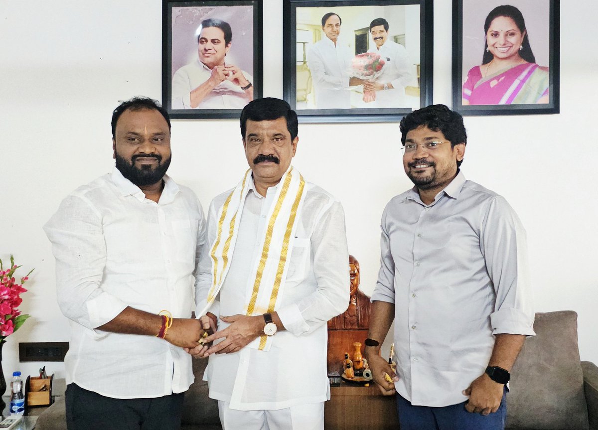 Vemula Prashanth Reddy (@vpr_brs) on Twitter photo వినాయక చవితి సందర్బంగా మాజీ రాజ్యసభ సభ్యులు <a href="/SantoshKumarBRS/">Santosh Kumar J</a> గారి గ్రీన్ ఇండియా ఛాలెంజ్ హరితసేన లో భాగంగా విత్తన గణపతిని మాజీ మంత్రి వర్యులు, బాల్కొండ MLA వేముల ప్రశాంత్ రెడ్డి గారికి
అందచేయడం జరిగింది.
#BRSParty #joginapallysanthosh
#VanaMahotsavam #ganapathibappamoriya వినాయక చవితి సందర్బంగా మాజీ రాజ్యసభ సభ్యులు <a href="/SantoshKumarBRS/">Santosh Kumar J</a> గారి గ్రీన్ ఇండియా ఛాలెంజ్ హరితసేన లో భాగంగా విత్తన గణపతిని మాజీ మంత్రి వర్యులు, బాల్కొండ MLA వేముల ప్రశాంత్ రెడ్డి గారికి
అందచేయడం జరిగింది.
#BRSParty #joginapallysanthosh
#VanaMahotsavam #ganapathibappamoriya