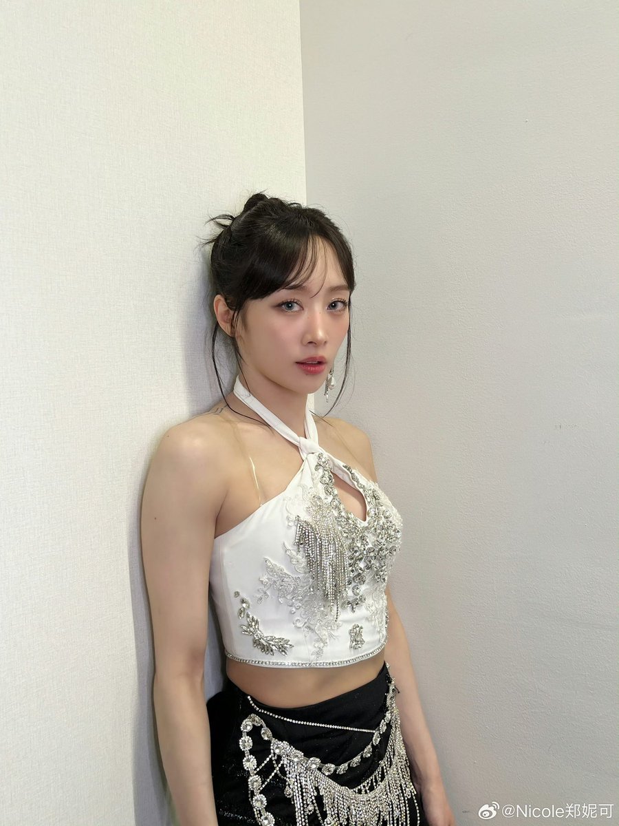 Nicole-Golden Smile tweet media