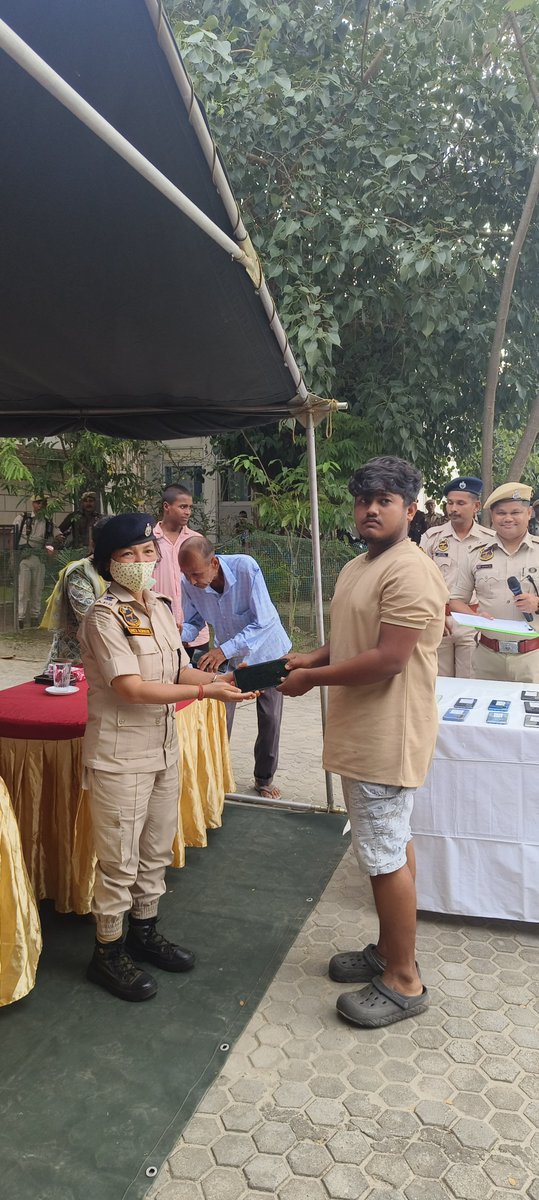 udalguripolice's tweet photo. #CitizenCentricService
#Bringbackthesmiles
Udalguri Police Station recovered total 30 nos. lost mobile phones in last 2 months and handed over to their legal owners after due formalities.
@CMOfficeAssam
@himantabiswa
@assampolice
@DGPAssamPolice
@HardiSpeaks https://t.co/NjIVwi1vfa