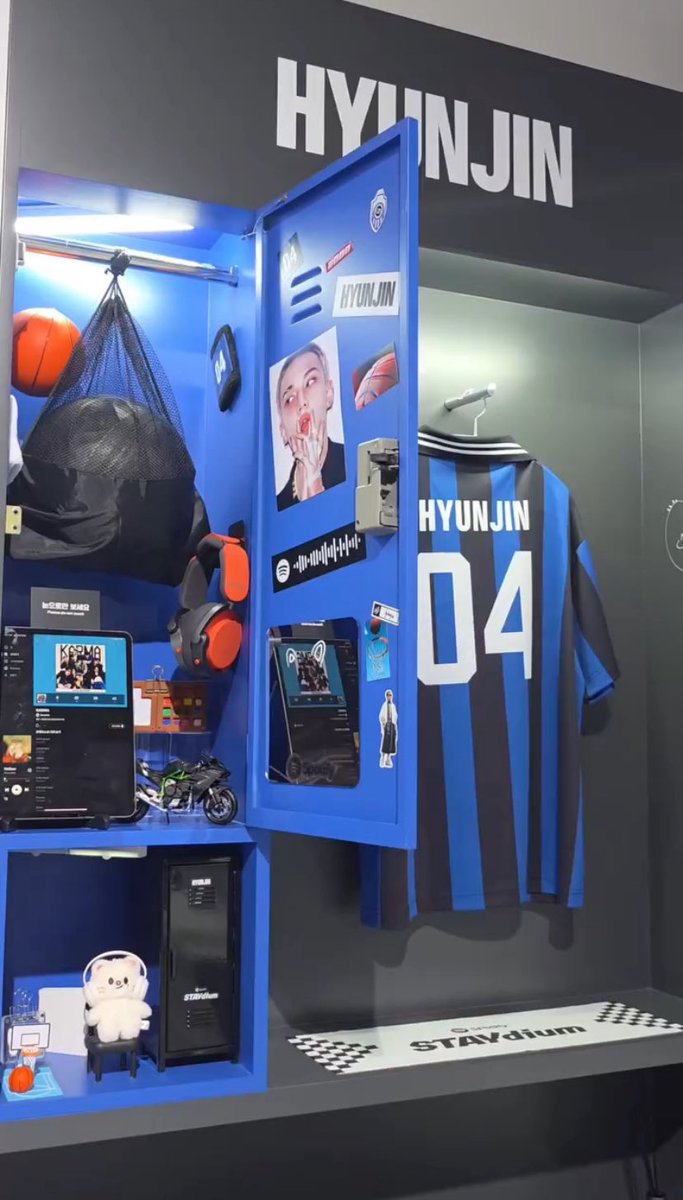 pinkbboki's tweet photo. Immagina un local che vede queste foto e pensa che Hyunjin e Felix siano due nuovi giocatori dell'Inter https://t.co/bkEQZyEg53