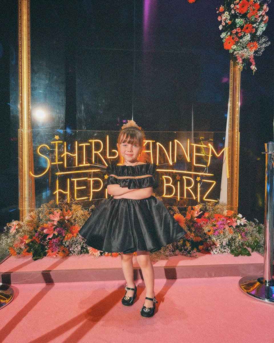 simayxke's tweet image. the best mother and daughter duo🤍 #SimayBarlas #AynadakiYabancı