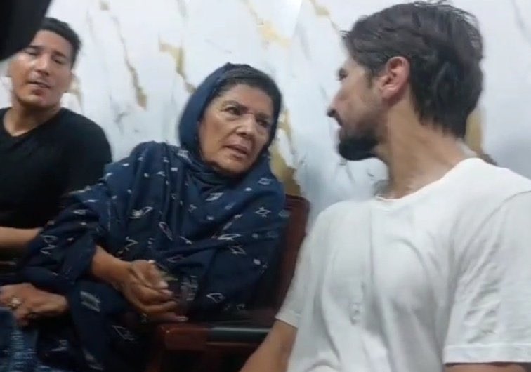 مشرقی پاکستان اگر بنگلہ دیش نہ بنتا تو آج بھی وہاں ایسے ہی لا قانونیت ہوتی۔
پاکستان کے سب سے مقبول لیڈر کی بہن، دنیا میں پاکستان کا نام روشن کرنے والے شاریز کی ماں اور شوکت خانم کی بیٹی کے اعصاب توڑنے کے لیے کس حد تک گر چکا ہے دور حاضر کا فرعون۔