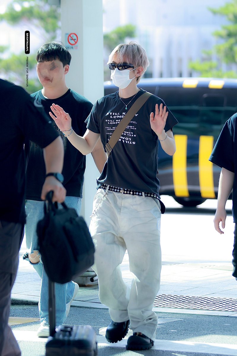 [📸] 250822 ICN ✈️ KUL

EXO's Baekhyun at Incheon International Airport, heading to Malaysia for the 2025 BAEKHYUN WORLD TOUR <Reverie> in KUALA LUMPUR

Cr: brightalways56

#BAEKHYUN #백현 #Reverie #ReverieTour #ReverieKUALALUMPUR #ReverieinKL #BAEKHYUNinKL #BAEKHYUNinMY