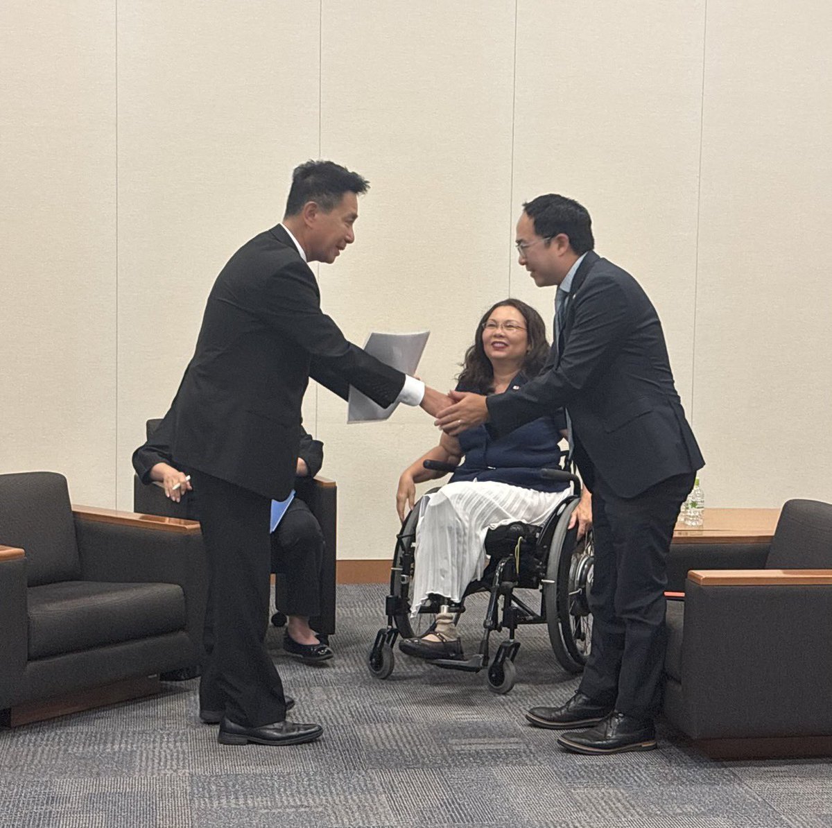 日本を訪れているアメリカの上院議員お二人（ダックワース氏、アンディ・キム氏。ともに民主党）と衆議院第一議員会館内でお会いし、意見交換をさせていただきました。