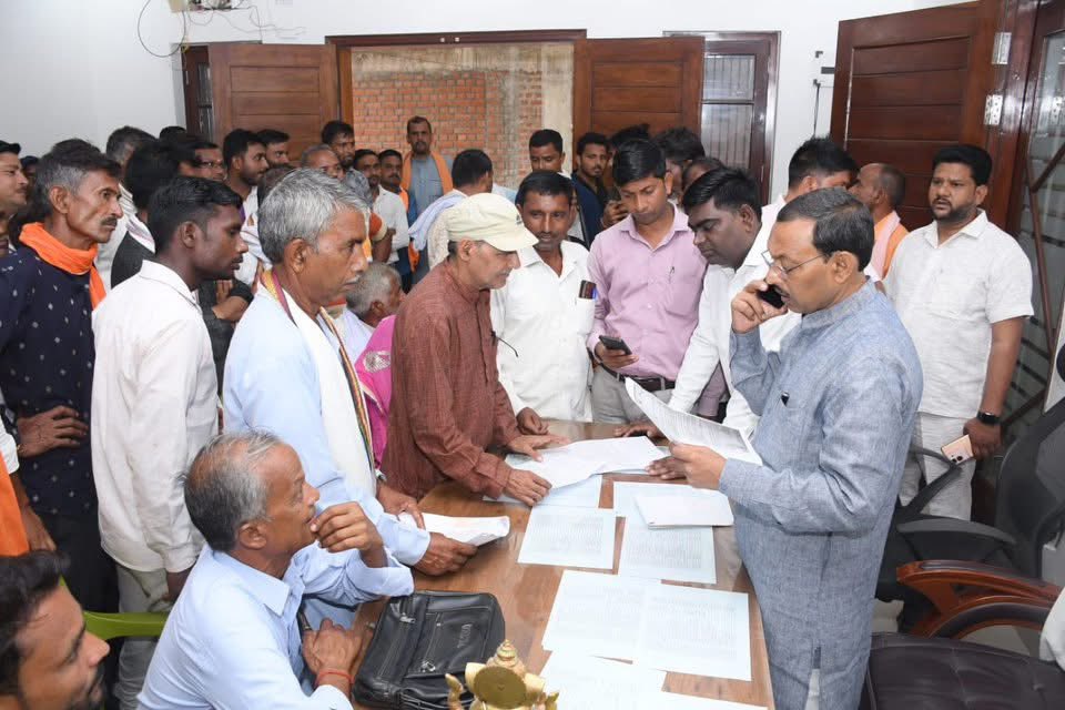 जनता दर्शन - संवाद से समाधान, सेवा का प्रण।

आज बदायूं स्थित कैंप कार्यालय में जनता दर्शन के दौरान सम्मानित नागरिकों से आत्मीय संवाद कर उनकी समस्याएं सुनीं।

हर शिकायत पर संज्ञान लेते हुए संबंधित अधिकारियों को त्वरित, पारदर्शी और समयबद्ध कार्यवाही के निर्देश दिए..
#JantaDarbaar