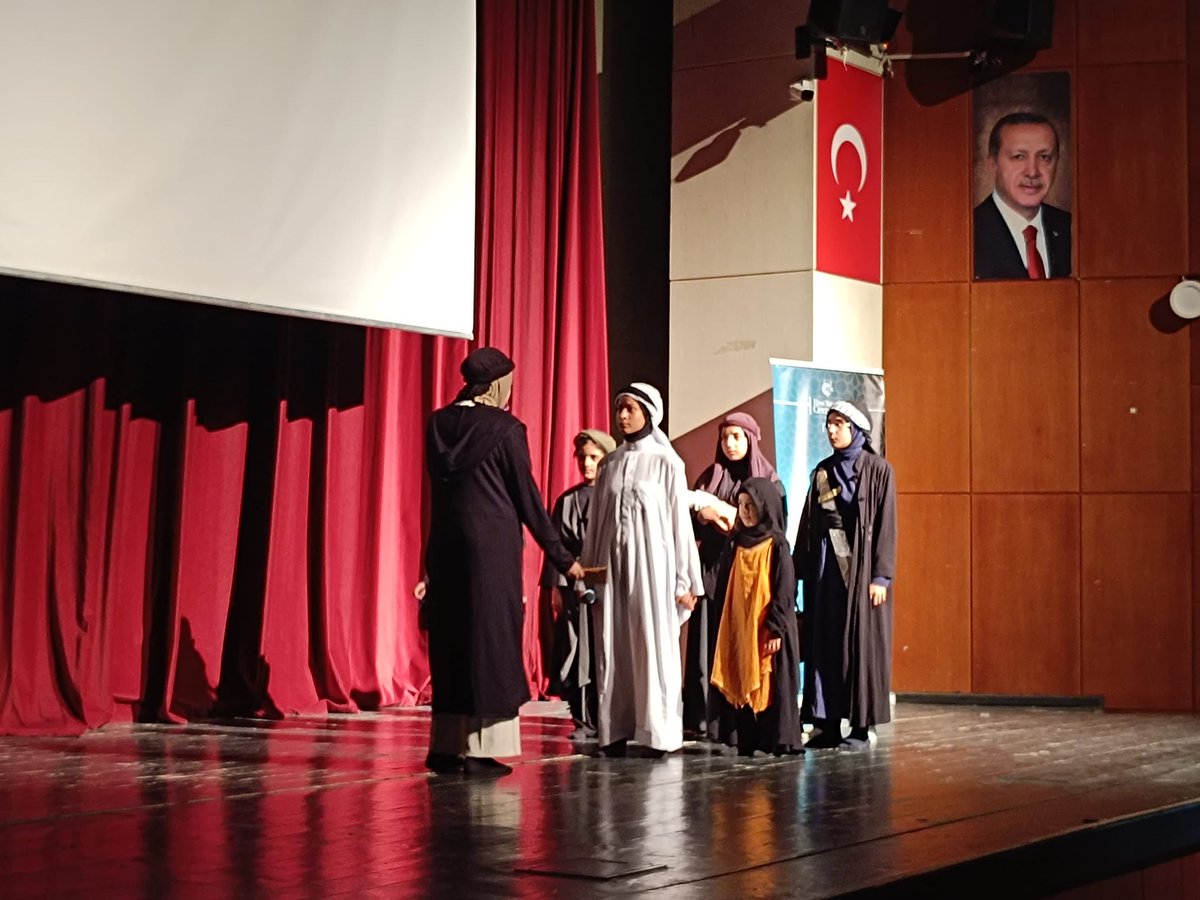fidelya44's tweet photo. #yazgeçerizikalır diyerek çıktığımız 7 haftalık yolculuğumuzun sonuna geldik.Hayat başlangıçların ve bitişlerin arasında akan bir nehir gibidir; su akıp gider ama kıyısında bıraktığımız izler kalır. Biz de bu yaz, kalplerimize dokunan, gönüllerimizde iz bırakan anılar biriktirdik https://t.co/GkuTZxdQu9