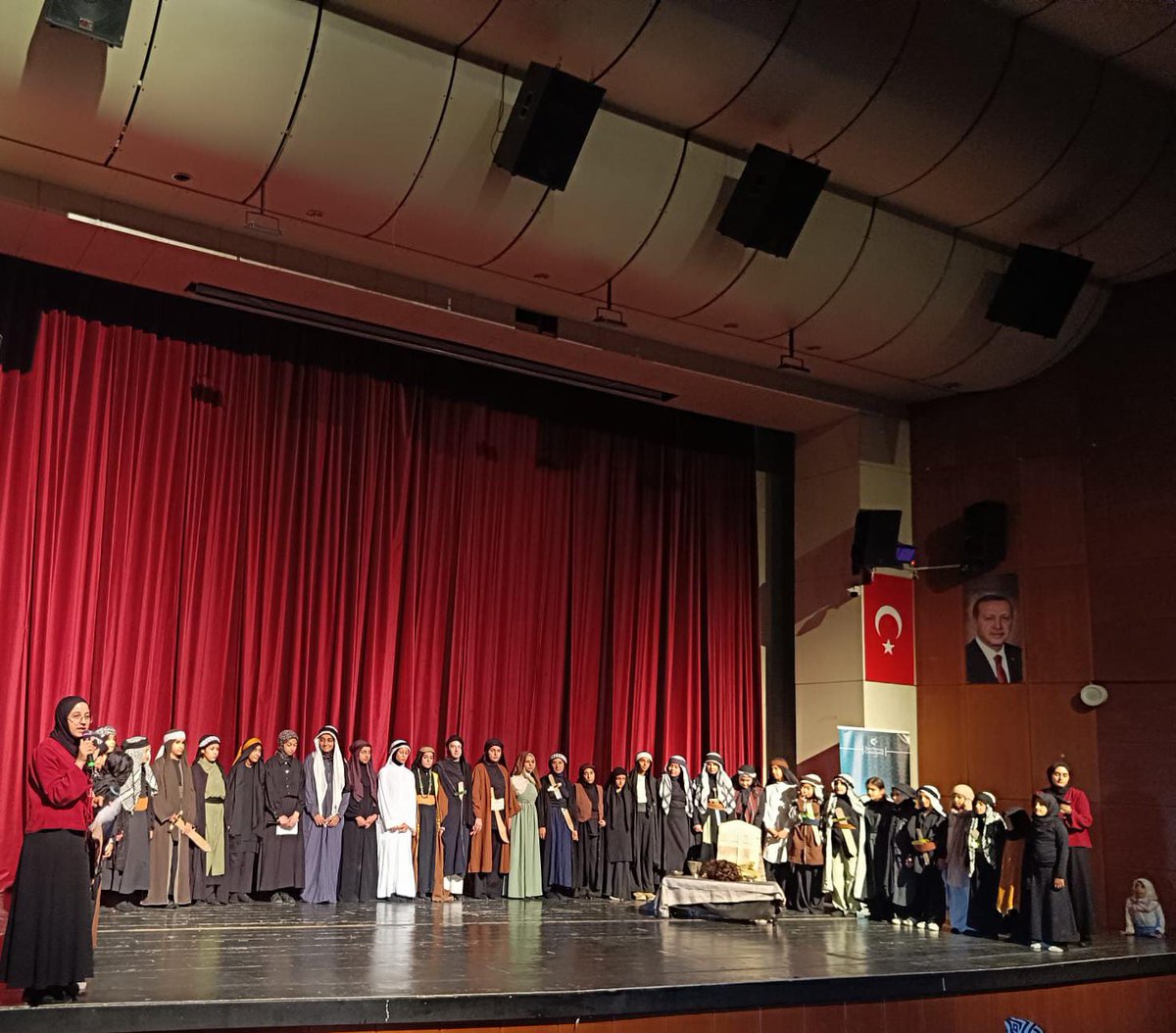 fidelya44's tweet photo. #yazgeçerizikalır diyerek çıktığımız 7 haftalık yolculuğumuzun sonuna geldik.Hayat başlangıçların ve bitişlerin arasında akan bir nehir gibidir; su akıp gider ama kıyısında bıraktığımız izler kalır. Biz de bu yaz, kalplerimize dokunan, gönüllerimizde iz bırakan anılar biriktirdik https://t.co/GkuTZxdQu9