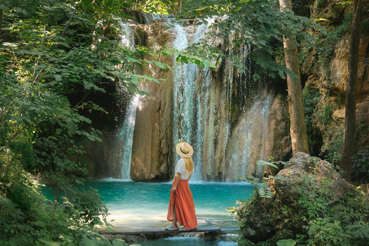 Blederija Waterfall – the beauty of nature!
Nestled in the lush surroundings of untouched nature, Blederija Waterfall cascades from a height of 7m, forming a turquoise pool, while the water flowing down the rocks creates a fascinating play of light and shadows.
📷 HIISHII