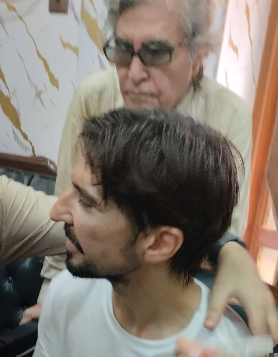 OfficialShehr's tweet photo. شاہریز کے والد جو کہ ائیر فورس سے ریٹائرڈ ونگ کمانڈر ہیں وہ بھی عدالت میں موجود ہیں https://t.co/LRBOf7T9oQ