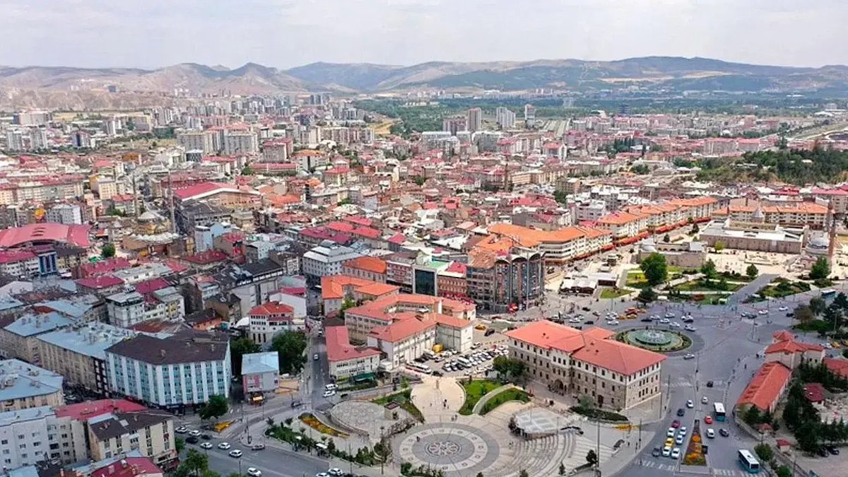 CHP’nin bugünkü Sivas mitingi öncesi izlenimler... 

📌 Cumhuriyet şehrinden, muhafazakâr kaleye; Sivas’ın dönüşümü!

Sivas’ın siyasal haritasını dönüştüren en önemli faktörlerden biri, kuşkusuz, diğer kentlerde yürüttüğümüz saha araştırmalarında da en sık karşımıza çıkan ortak