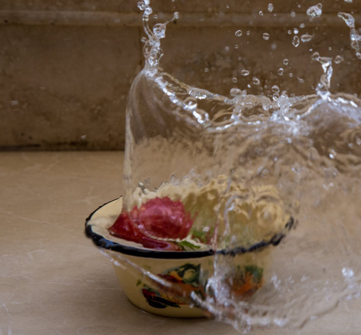 داشتم زندگیمو میکردم ک یهو از تویه یه کاسه آب ریخته شده یه عروس قرتی خوشگل دیدم!🙂‍↕️😵‍💫
گفتم شمام ببینید
[طراحی لباس عروسمون از جنس کمیاب کریستال آب هستش، صفر تا صدش کارِ مهرجو جونه]
❄️👰🏻‍♂️