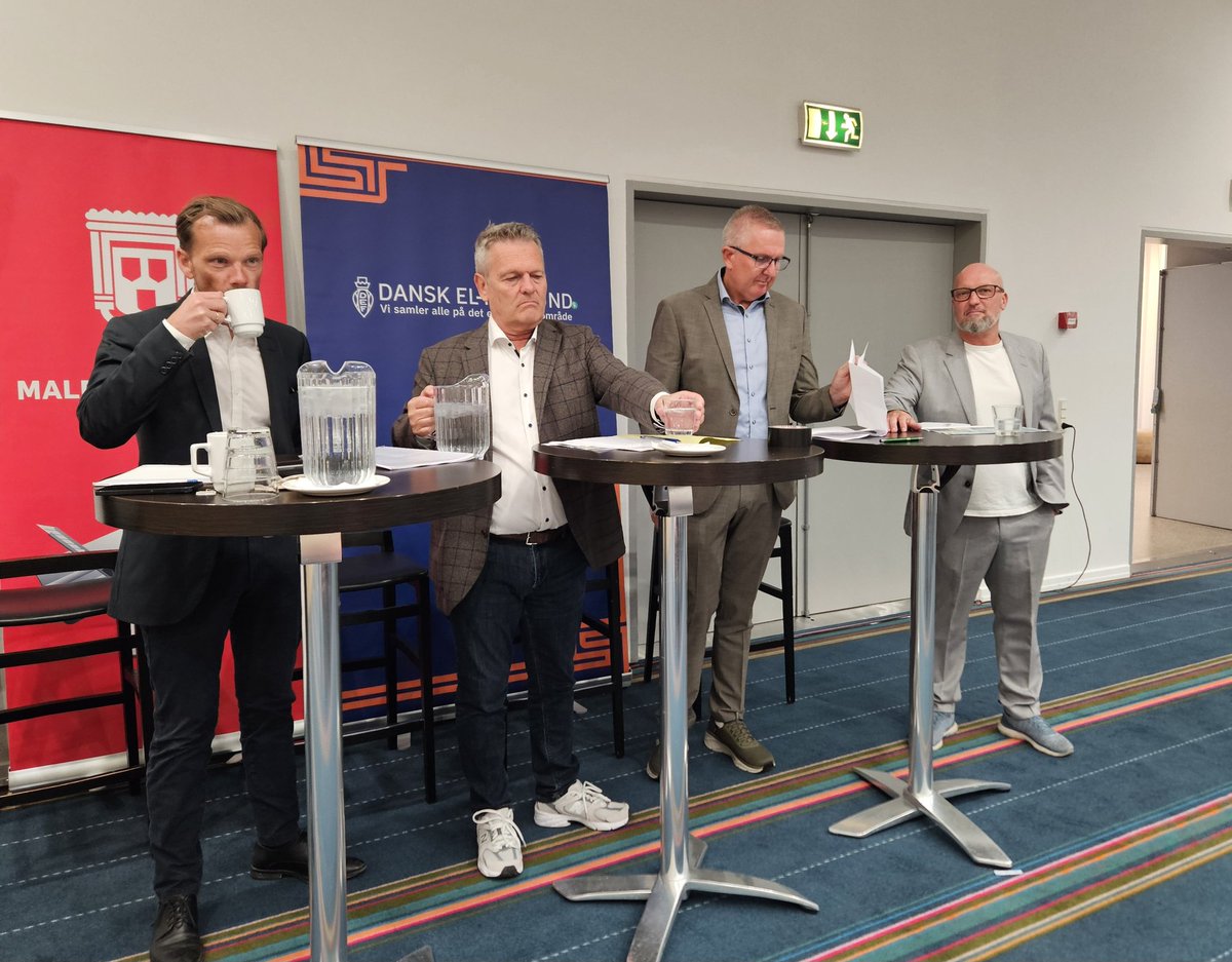 Hvordan kommer vi arbejdskriminalitet til livs?

Det er dagens spørgsmål på uformelt morgenmøde mellem <a href="/PHummelgaard/">Peter Hummelgaard</a> og forbundsformændene <a href="/BennyYssing/">benny yssing</a>, <a href="/HenrikWPeterse1/">Henrik W. Petersen</a>
og Tonny Olsen 
#dkpol #arbejde