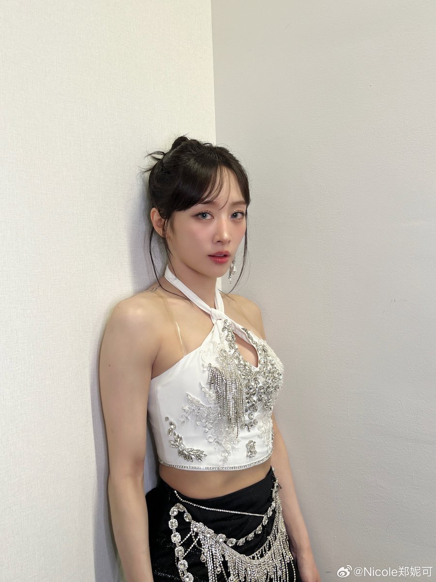 nicole_addicted's tweet photo. 250822 妮可微博更新
没想到吧,今天是九宫格的我[相爱]
https://t.co/cg3IBR5cwa
@_911007 #114콜 https://t.co/9eUPOaSmnx
