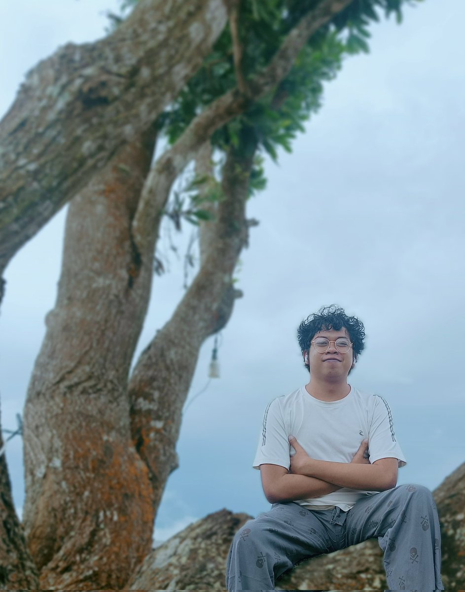 iLime02's tweet photo. Me against the sofer lakas na hangin sa taas ng puno! 🥴🫠 https://t.co/khywCPdcbu