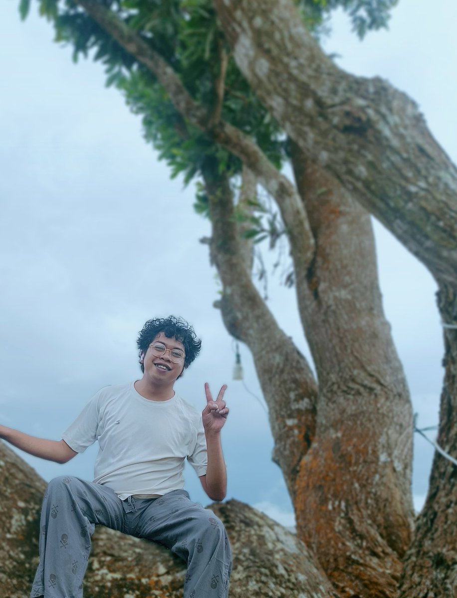 iLime02's tweet photo. Me against the sofer lakas na hangin sa taas ng puno! 🥴🫠 https://t.co/khywCPdcbu